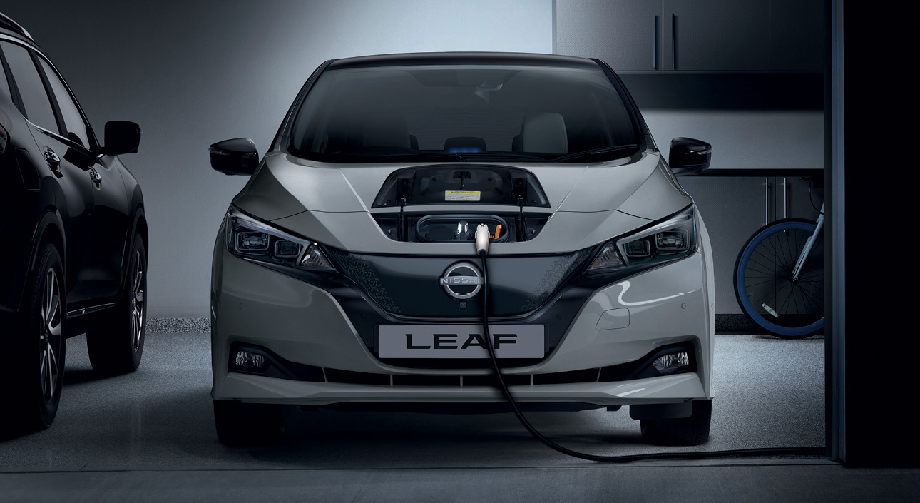 Nissan Leaf nera in ricarica